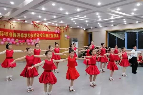 成	都舞蹈集训学校