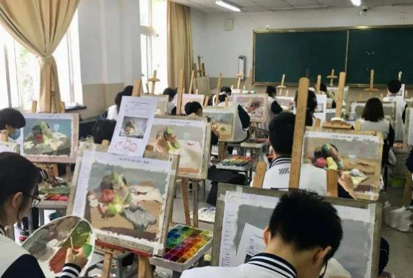 专	业高考画室培训学费