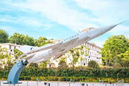 职业航空学校靠谱吗,去职高学航空这个专业靠谱吗 以后什么能怎么样