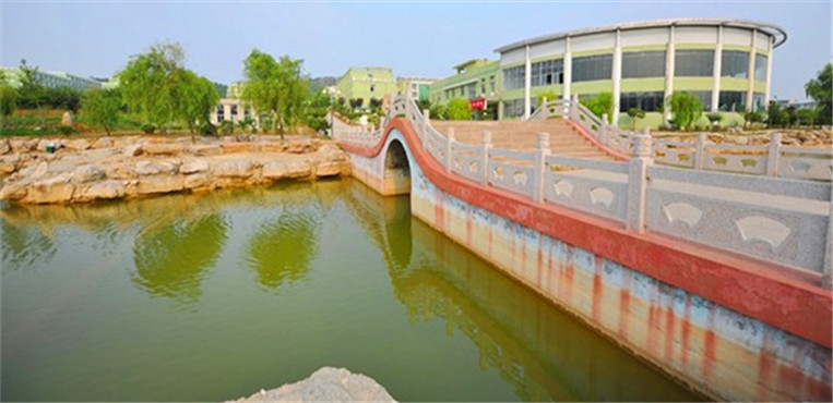 青岛理工大学
