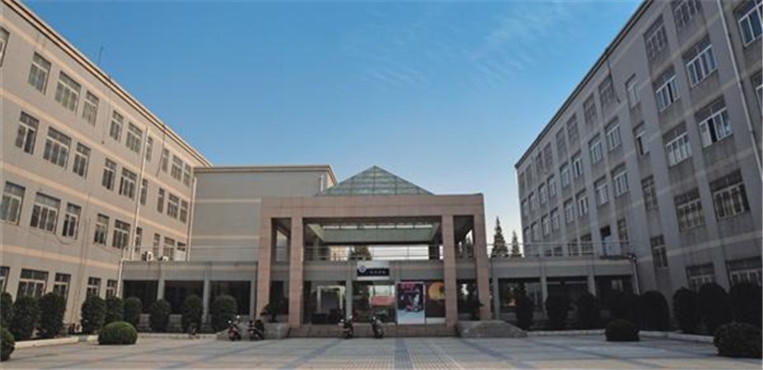 荆州学院