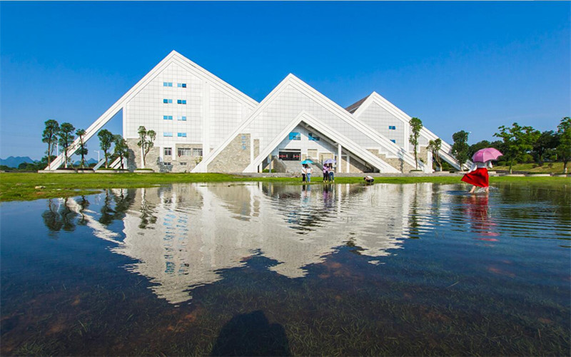 桂林旅游学院